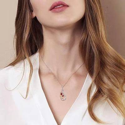 YASVITTI 925 Sterling Silver Classic Ruby Rose Flower Pendant Necklace Cubic Zircon Love Engraved Necklace all'ingrosso