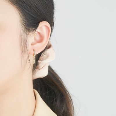 il platino degli insiemi di 0.67in 2.2g Sterling Silver Jewelry ha placcato gli orecchini d'argento dell'ago della CZ