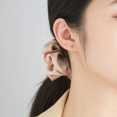 il platino degli insiemi di 0.67in 2.2g Sterling Silver Jewelry ha placcato gli orecchini d'argento dell'ago della CZ