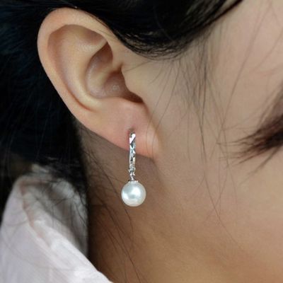 Il platino d'annata della perla ha placcato gli orecchini su ordinazione del cerchio geometrici per le donne